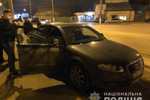 Двое мужчин отобрали у киевлянина сумку с 5 млн гривен