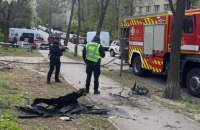 У Києві внаслідок атаки російських "шахедів" пошкоджено більше 10 автомобілів, двоє людей постраждали