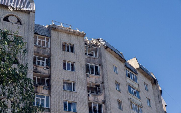 У Сумах росіяни поцілили у дев’ятиповерхівку, є поранені