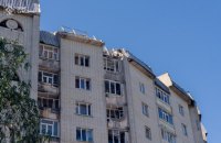У Сумах росіяни поцілили у дев’ятиповерхівку, є поранені