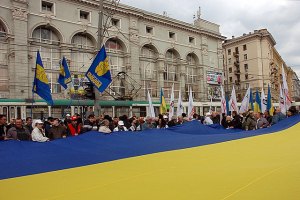 Сумской губернатор перед началом митинга оппозиции раздал машину морковки