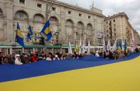 Сумской губернатор перед началом митинга оппозиции раздал машину морковки