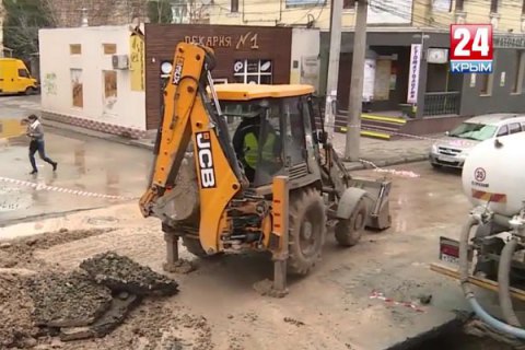 В Симферополе во время ликвидации аварии на водопроводе погиб человек