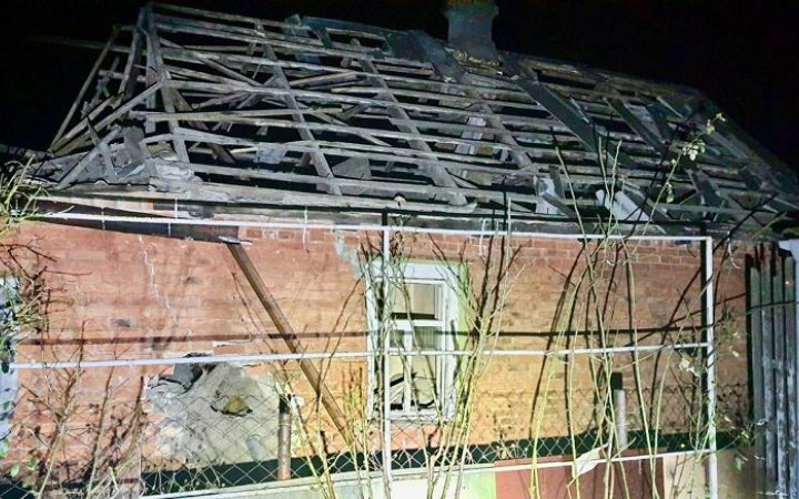 Унаслідок ворожих обстрілів у Нікополі пошкоджені багатоповерхівки, коледж, газогін і лінії електропередач