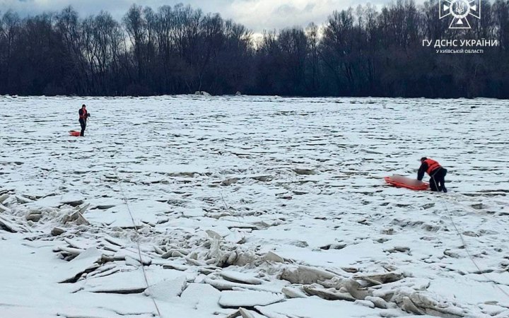 Рятувальники підірвали крижаний затор на Десні