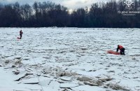Рятувальники підірвали крижаний затор на Десні