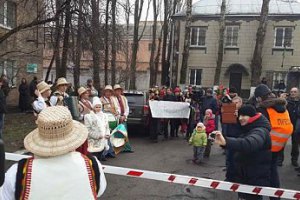 Активисты Автомайдана колядовали под Лукьяновским СИЗО
