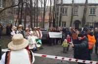 Активисты Автомайдана колядовали под Лукьяновским СИЗО