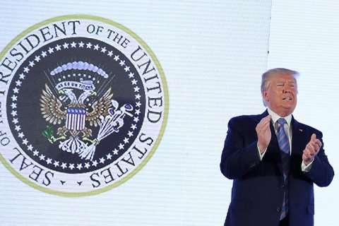 В США во время выступления Трампа за его спиной появился "двуглавый орел" с клюшками для гольфа 