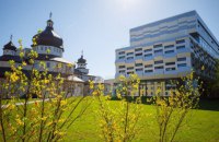 Порошенко пожертвував $100 000 доларів Українському католицькому університету УГКЦ на будівництво нового Колегіуму