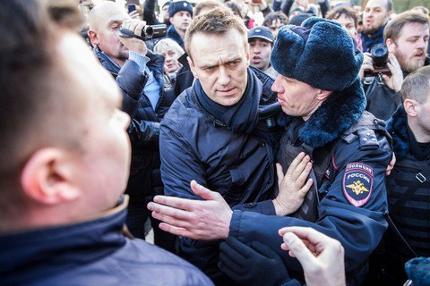​Навального оштрафовали за демонстрацию в Москве и арестовали за неподчинение полиции (обновлено)