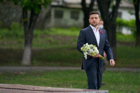 Зеленский приехал в поселок Меловое на границе с Россией