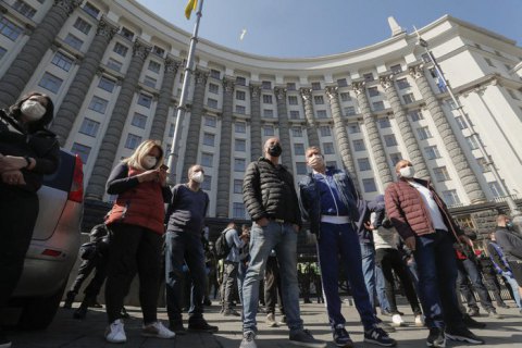 Кабмин в понедельник соберется на внеочередное заседание для принятия решения о смягчении карантина