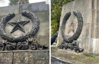 Во Львове демонтировали советскую символику на холме Славы