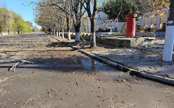 Херсонська ОВА опублікувала фото наслідків ударів по Херсону. Поранені п'ятеро, пошкоджено підприємство (доповнено)