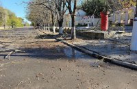 Херсонська ОВА опублікувала фото наслідків ударів по Херсону. Поранені п'ятеро, пошкоджено підприємство (доповнено)
