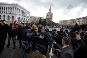 Милиция не пускает защитников украинского языка к Раде 