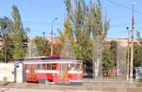 Окупанти запустили екскурсійний трамвай по зруйнованому Маріуполю