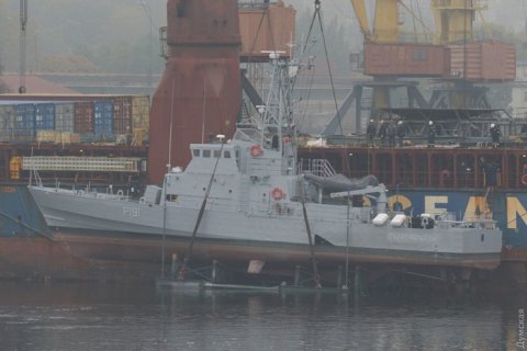 В Одессе начали спускать на воду прибывшие из США катера Island