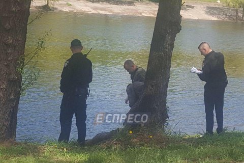 У Києві студенти-рибалки виловили з Русанівського каналу тіло чоловіка