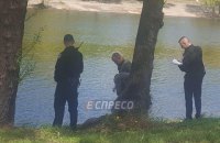 В Киеве студенты-рыбаки выловили из Русановского канала тело мужчины