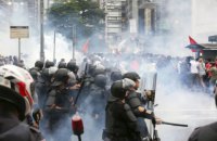 В Бразилии полиция применила слезоточивый газ против недовольных ростом цен
