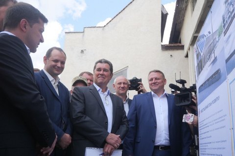 Зеленский предложил ради аэропорта Ивано-Франковска залезть в долги к Коломойскому