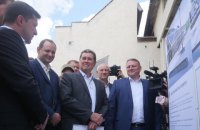 Зеленский предложил ради аэропорта Ивано-Франковска залезть в долги к Коломойскому