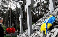 Порошенко згадав жертв сталінських репресій у Биківнянському лісі