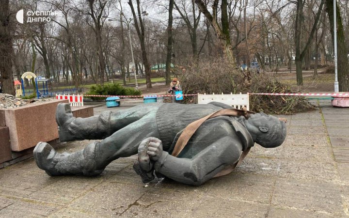 ​Пам'ятники Горькому та Чкалову демонтували в Дніпрі
