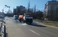 КГГА показала, как в Киеве моют дороги и мосты