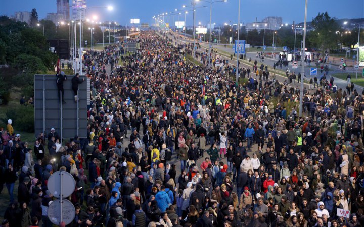 У Сербії заплановано нові протести проти насильства, влада відкидає критику опозиції