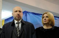 Жену Турчинова спас охранник 