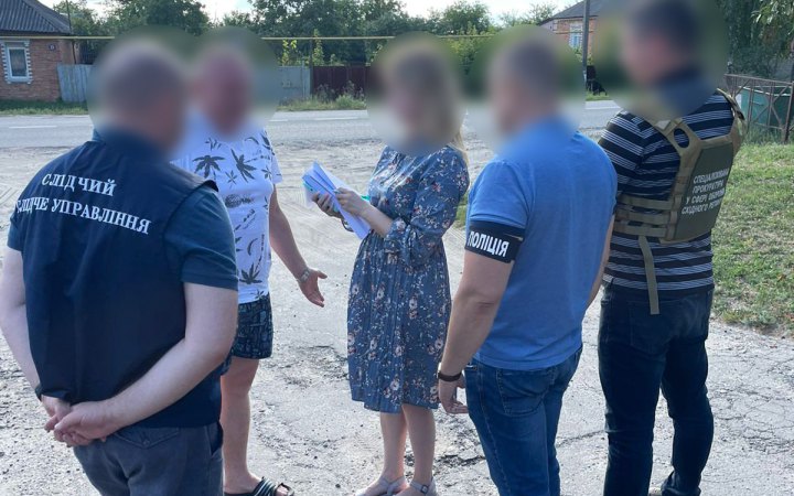 ​Керівництво військкомату на Харківщині нараховувало зарплату і премії фіктивній працівниці