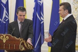 Янукович поздравил генсека НАТО с днем ​​рождения