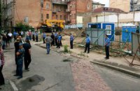 В Десятинном переулке в Киеве милиция бьет местных жителей