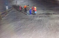 На горнолыжном курорте во Львовской области 32 туристов сняли с застрявшего подъемника 