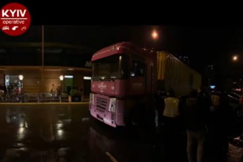 В Киеве пьяный водитель фуры решил заехать на "МакДрайв" и снес ограждение (обновлено)