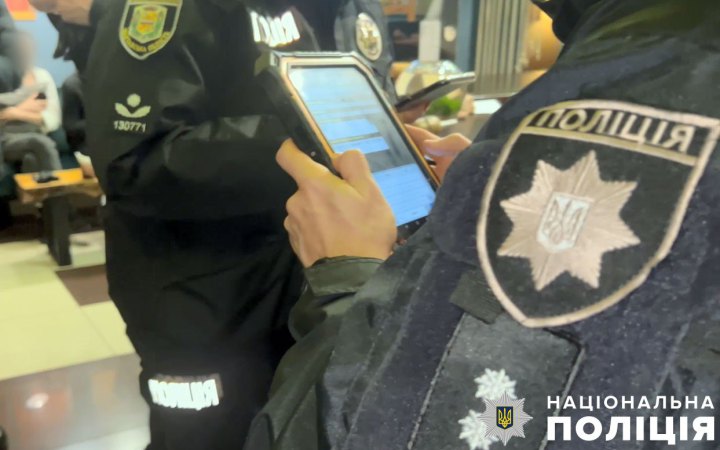 На Полтавщині двоє чоловіків розгулювали посеред вулиці з гранатами. Один з них висмикнув чеку