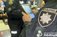 На Полтавщині двоє чоловіків розгулювали посеред вулиці з гранатами. Один з них висмикнув чеку