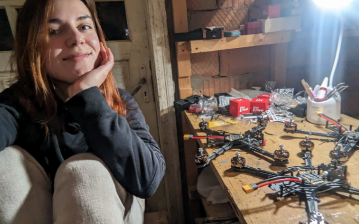 «Дідусь теж захотів долучитися до виготовлення FPV». Як дівчина з Чернівців складає дрони в майстерні, де раніше робила прикраси