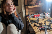 «Дідусь теж захотів долучитися до виготовлення FPV». Як дівчина з Чернівців складає дрони в майстерні, де раніше робила прикраси