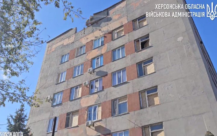 Окупанти обстріляли Херсон, є влучання у будівлю дитячої лікарні (оновлено)