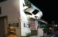 В Калифорнии машина врезалась во второй этаж клиники