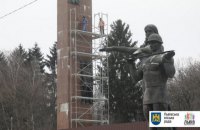 Новый подрядчик приступил к работам по демонтажу стелы Мемориала Славы во Львове