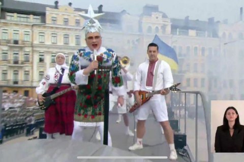 На торжествах ко Дню Независимости выступила Сердючка на крыше вагона