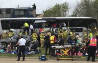 У США потяг протаранив автобус, що застряг на колії. Є загиблі