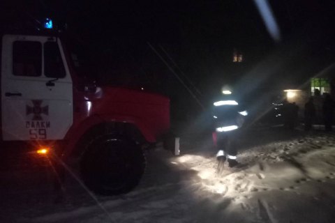 ​Из-за пожара в доме в Харьковской области эвакуировали 50 человек, двое погибли