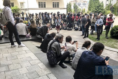 Новый законопроект о дезинформации поделит журналистов на "профессиональных" и нет