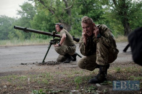На Донбассе ранен украинский военный, у двоих - боевые травмы